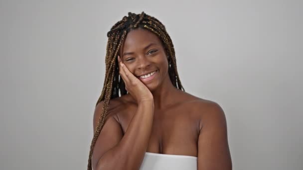 Mujer Afroamericana Sonriendo Confiada Tocando Cara Sobre Fondo Blanco Aislado — Vídeo de stock