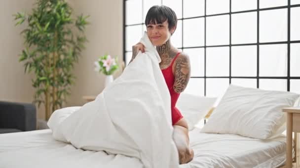 Испанская Женщина Ампутированной Рукой Нижнем Белье Сидит Покрывале Кровати Одеялом — стоковое видео