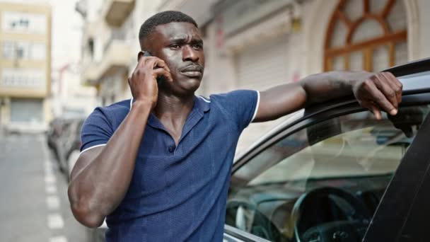 Afroamerikansk Man Pratar Smartphone Lutar Sig Mot Bilen Gatan — Stockvideo