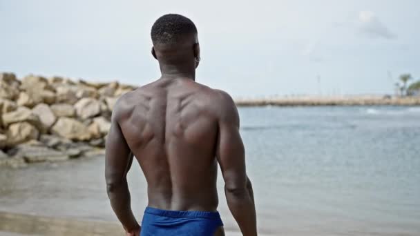 Africano Americano Homem Turista Sem Camisa Para Trás Praia — Vídeo de Stock