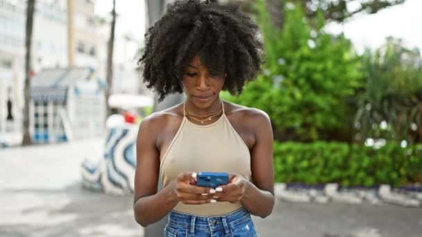 Afro Amerikaanse Vrouw Met Behulp Van Smartphone Glimlachen Het Park — Stockvideo