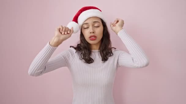 Giovane Bella Donna Ispanica Che Indossa Cappello Natale Ballare Sfondo — Video Stock