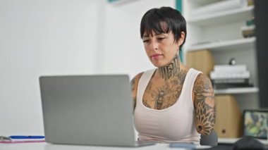 Ampüte olmuş kollu İspanyol kadın ofiste dinlenerek işini bitiriyor.