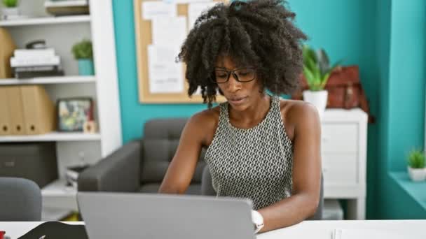 在办公室使用笔记本电脑的非洲裔美国女商人感到压力 — 图库视频影像