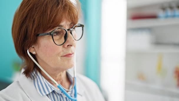 Medelålders Kvinna Läkare Står Med Allvarliga Uttryck Undersöka Med Stetoskop — Stockvideo