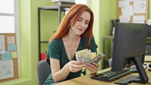 Молода Руда Жінка Бізнесмен Кидає Румунські Лей Банкноти Стіл Офісі — стокове відео