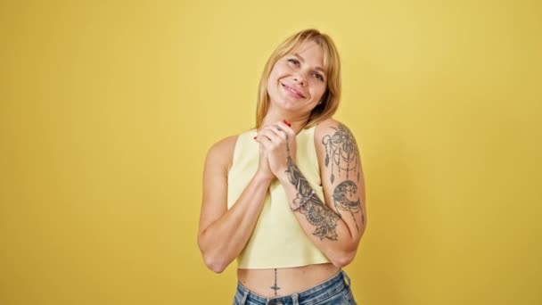Junge Blonde Frau Lächelt Selbstbewusst Und Denkt Über Isolierten Gelben — Stockvideo