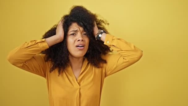 Africano Americano Mulher Estressado Sobre Isolado Amarelo Fundo — Vídeo de Stock