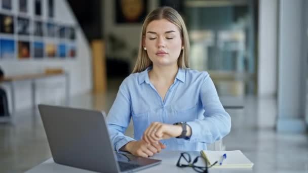 Jovem Loira Mulher Empresária Olhando Relógio Sentado Mesa Escritório — Vídeo de Stock