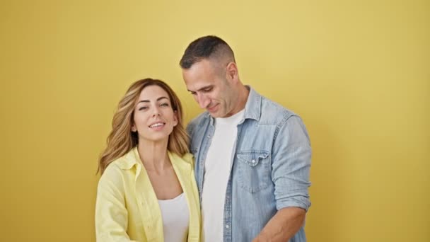 Man Vrouw Paar Knuffelen Elkaar Doen Hart Gebaar Geïsoleerde Gele — Stockvideo