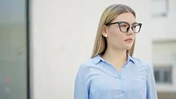 Joven Mujer Rubia Trabajadora Negocios Sonriendo Confiada Pie Calle — Vídeo de stock