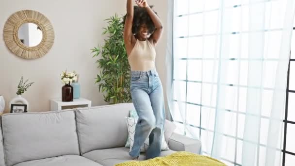 Africano Americano Mulher Sorrindo Confiante Dançando Sofá Casa — Vídeo de Stock
