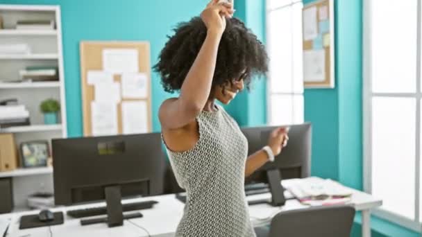 アフリカ系アメリカ人女性ビジネス女性 オフィスでドルダンスを開催 — ストック動画