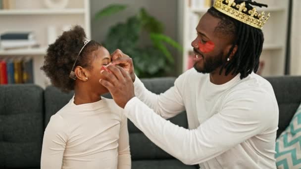 Afrikai Amerikai Apa Lánya Királyi Koronát Szempárnát Visel Otthon — Stock videók