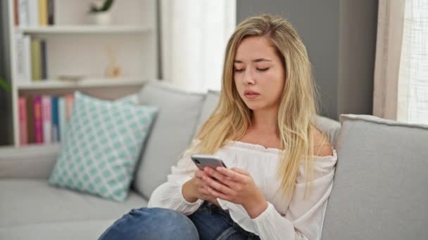Jeune Femme Blonde Utilisant Smartphone Assis Sur Canapé Souffrant Douleur — Video