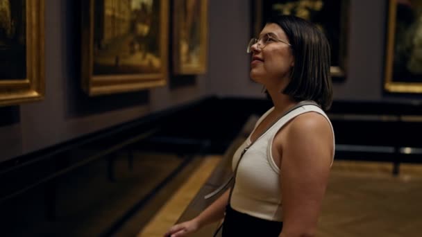 在维也纳艺术博物馆参观美术馆的年轻而美丽的惊慌失措的女人 — 图库视频影像