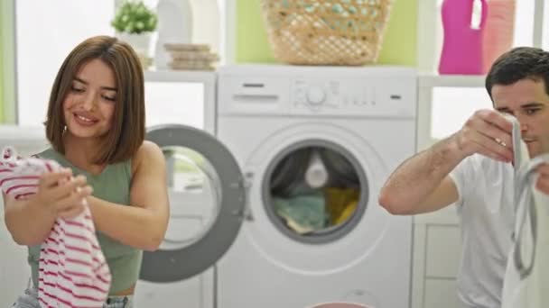 Beau Couple Souriant Vêtements Lavage Confiants Buanderie — Video
