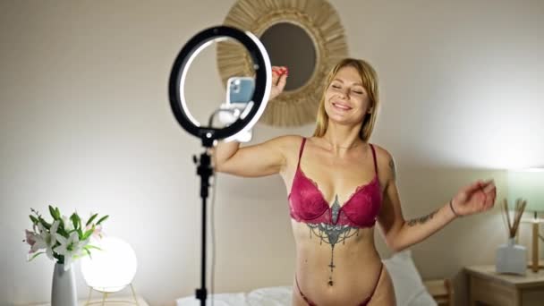 Mladá Blondýna Žena Sobě Smyslné Spodní Prádlo Nahrávání Erotické Video — Stock video