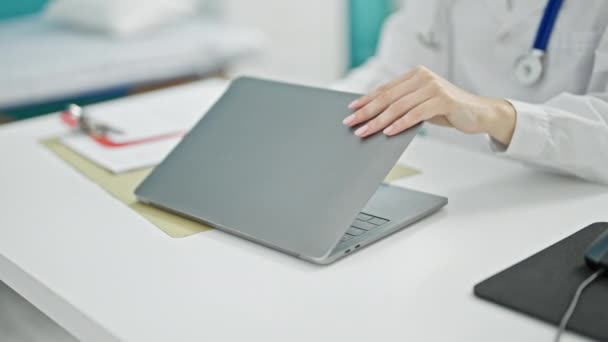 Jovem Ruiva Mulher Médico Usando Laptop Trabalhando Clínica — Vídeo de Stock