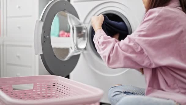 年轻美丽的惊慌失措的女人在洗衣房洗衣服 — 图库视频影像