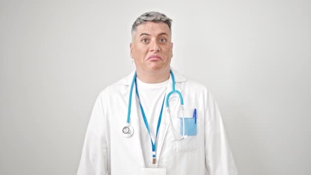 孤立した白い背景の上に手がかりのない立っている若い白人男性医師 — ストック動画
