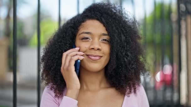 Afrikaans Amerikaanse Vrouw Glimlachen Zelfverzekerd Praten Smartphone Straat — Stockvideo