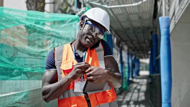 Afrika American Man Builder Menggunakan Touchpad Berbicara Smartphone Tempat Konstruksi — Stok Video