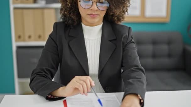 若い美しいヒスパニックの女性ビジネスワーカーは オフィスでサインする契約を与える — ストック動画