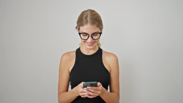 Jovem Mulher Loira Usando Smartphone Fazendo Gesto Sobre Fundo Branco — Vídeo de Stock