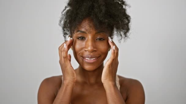 Afroamerykanka Kobieta Nosi Bieliznę Dotykając Workowate Oczy Odizolowanym Białym Tle — Wideo stockowe
