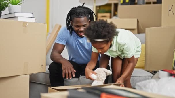 Afrika American Ayah Dan Anak Membongkar Kotak Kardus Rumah Baru — Stok Video