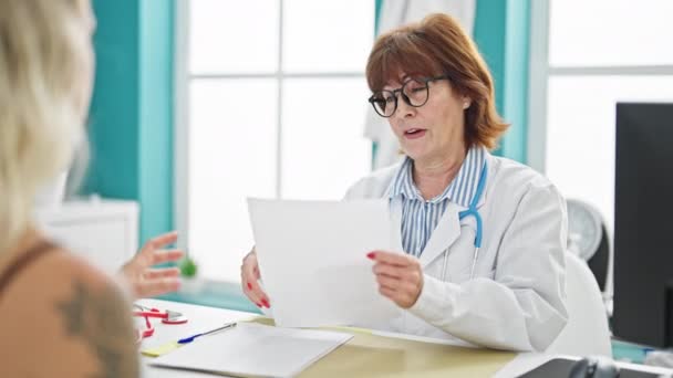 Médico Mediana Edad Paciente Dan Mano Teniendo Consulta Médica Clínica — Vídeos de Stock