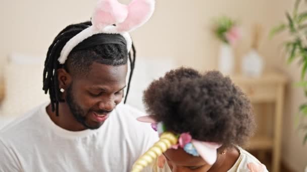 Αφρο Αμερικανός Πατέρας Και Κόρη Φορώντας Αστεία Diadem Παίζει Μακιγιάζ — Αρχείο Βίντεο
