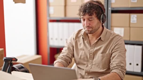 Joven Hombre Hispano Comercio Electrónico Trabajador Negocios Escuchando Música Bailando — Vídeos de Stock