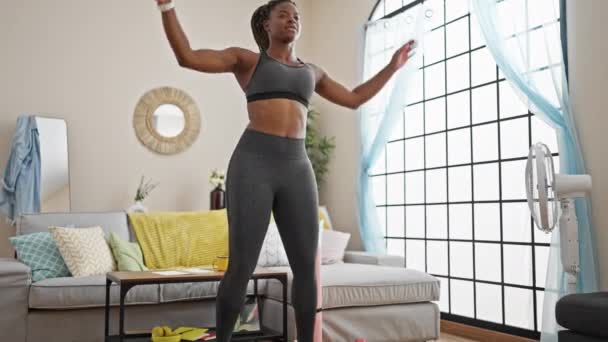 Африканская Американка Спортивной Одежде Прыгает Глядя Часы Дома — стоковое видео