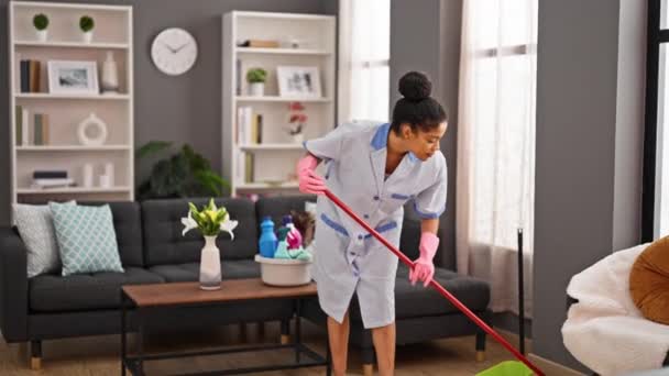 Africano Americano Mulher Limpa Profissional Lavar Chão Sofrendo Dor Nas — Vídeo de Stock