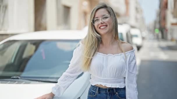 Νεαρή Ξανθιά Γυναίκα Χαμογελά Αυτοπεποίθηση Κρατώντας Κλειδί Του Νέου Αυτοκινήτου — Αρχείο Βίντεο