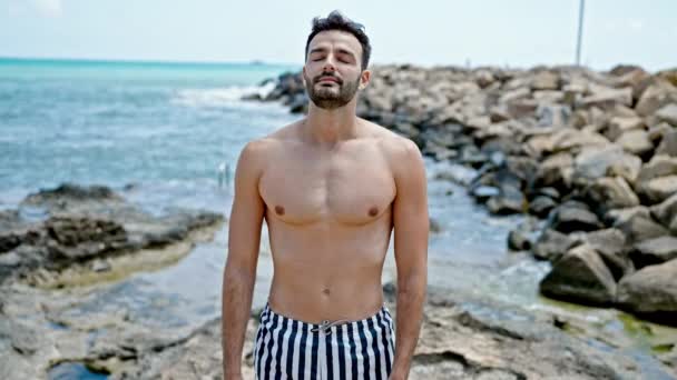 Junger Hispanischer Tourist Badeanzug Atmet Mit Offenen Armen Strand — Stockvideo