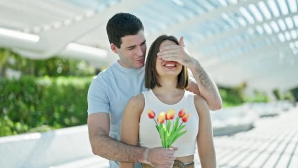 Belíssima Surpresa Casal Com Buquê Flores Cobrindo Olhos Abraçando Uns — Vídeo de Stock
