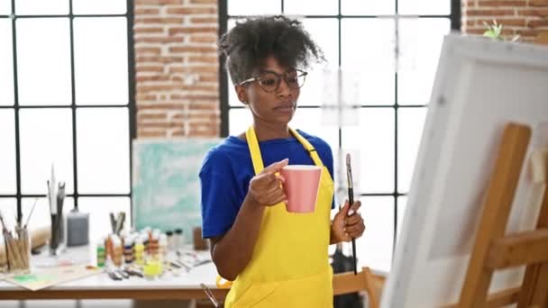 Artiste Afro Américaine Regardant Dessiner Tenant Une Tasse Café Studio — Video