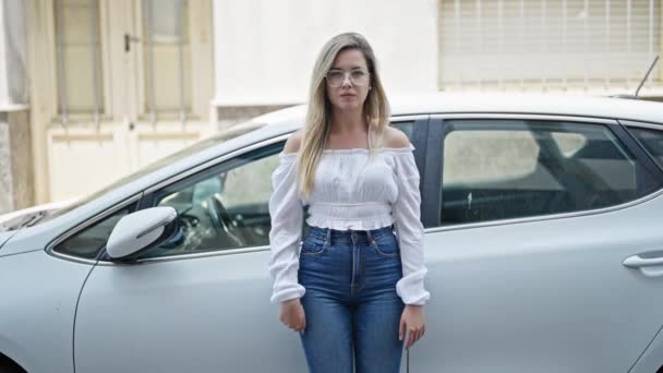 Jonge Blonde Vrouw Staan Met Armen Gekruist Gebaar Leunend Auto — Stockvideo