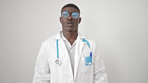 アフリカ系アメリカ人男性医師 孤立した白い背景で話す自信を持って微笑む — ストック動画