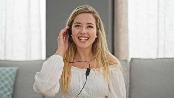 Jeune Femme Blonde Ayant Appel Vidéo Assis Sur Canapé Maison — Video