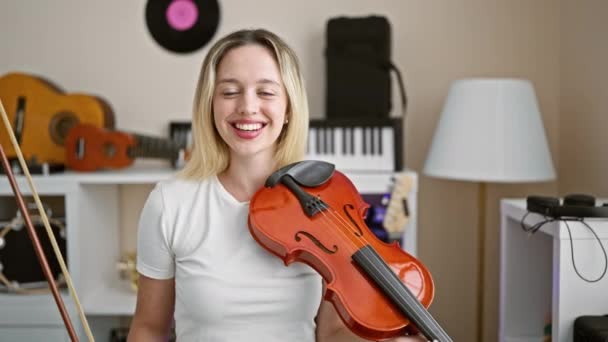 금발의 음악가 바이올린 말하기 스튜디오 — 비디오