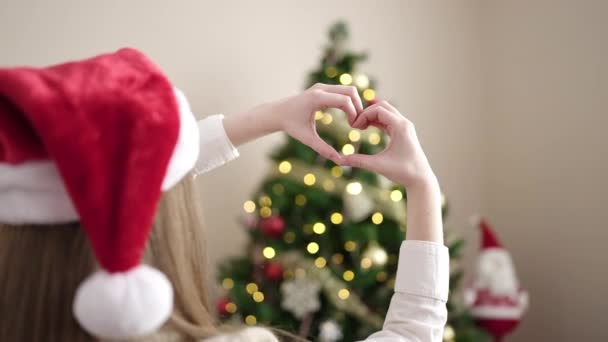 Jovem Loira Junto Árvore Natal Fazendo Gesto Coração Com Mãos — Vídeo de Stock