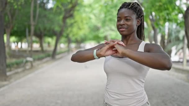 Afrykańska Amerykanka Uśmiecha Się Pewnie Wyciągając Ramiona Parku — Wideo stockowe