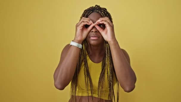 Afro Américaine Femme Souriant Confiant Faire Des Jumelles Geste Sur — Video
