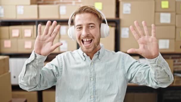 Jovem Caucasiano Homem Comércio Eletrônico Empresário Tendo Vídeo Chamada Sorrindo — Vídeo de Stock