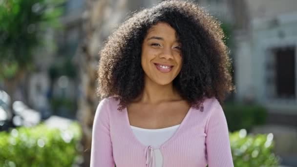 Afričanky Americká Žena Usměvavá Sebevědomě Dělá Znamení Palci Nahoru Parku — Stock video