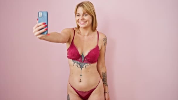 Jong Blond Vrouw Het Dragen Van Sensuele Lingerie Maken Selfie — Stockvideo